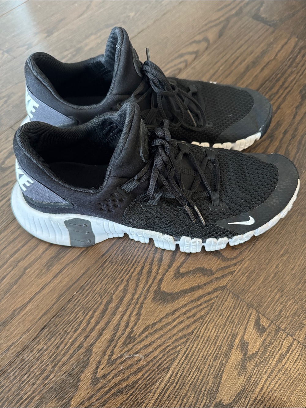 Nike Men’s Black and White Athletic Training Sneakers